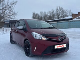 2016 Toyota Vitz III (XP130) Рестайлинг, красный, 1120000 рублей, вид 4