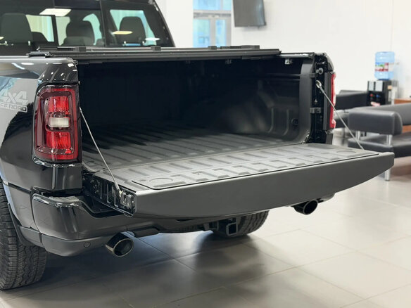 2025 Ram 1500 Crew Cab V Рестайлинг, чёрный - вид 14
