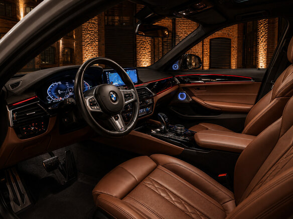 2022 BMW 5 серии M550i xDrive VII (G30/G31/G38) Рестайлинг, белый, 8390000 рублей - вид 6