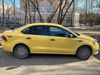 2017 Volkswagen Polo V Рестайлинг, жёлтый, 380000 рублей, вид 2