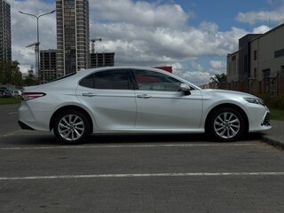 2021 Toyota Camry VIII (XV70) Рестайлинг, белый, 2560000 рублей, вид 4