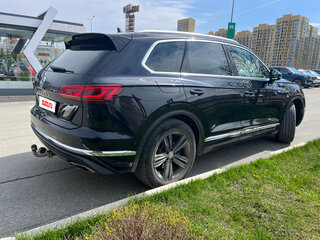 2018 Volkswagen Touareg III, чёрный, 4300000 рублей, вид 5