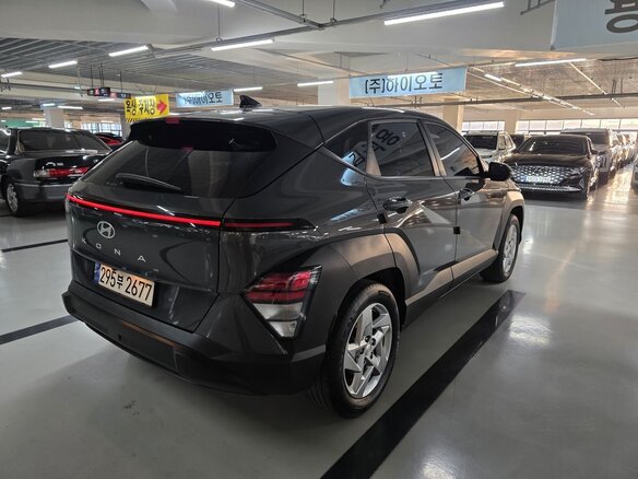 2023 Hyundai Kona II (SX2), серый, 2087000 рублей - вид 4