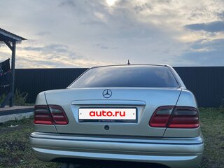 2000 Mercedes-Benz E-Класс 200 II (W210, S210) Рестайлинг, серебристый, 550000 рублей, вид 4