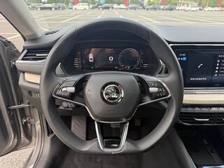 2022 Skoda Octavia IV (A8), бежевый, 1850000 рублей, вид 5