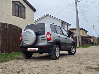 2012 Chevrolet Niva I Рестайлинг, серебристый, 750000 рублей, вид 3
