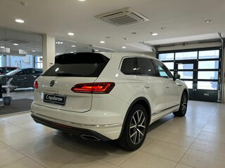 2020 Volkswagen Touareg III, белый, 6820000 рублей, вид 4