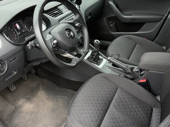 2016 Skoda Octavia 6-speed III (A7), коричневый, 1700000 рублей - вид 9