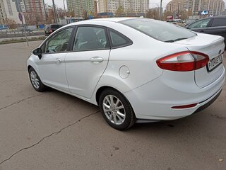 2016 Ford Fiesta Mk6 Рестайлинг, белый, 1300000 рублей, вид 4