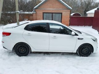 2015 Kia Rio III Рестайлинг, белый, 850000 рублей, вид 4