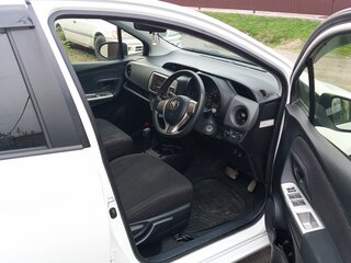 2015 Toyota Vitz III (XP130) Рестайлинг, белый, 850000 рублей, вид 5