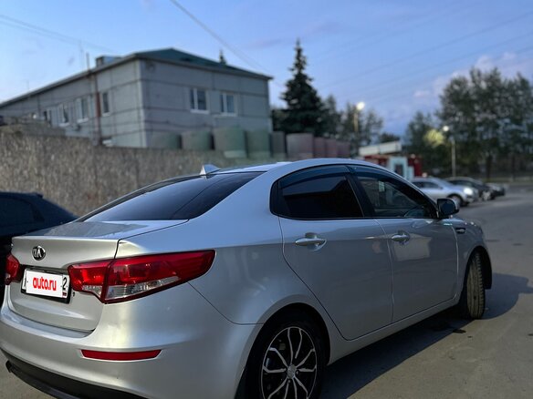 2016 Kia Rio III Рестайлинг, серебристый, 960000 рублей - вид 4