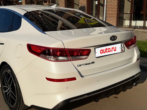2019 Kia Optima IV Рестайлинг, белый, 1950000 рублей - вид 4