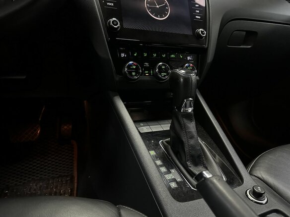 2019 Skoda Octavia III (A7) Рестайлинг, коричневый, 1720000 рублей - вид 20