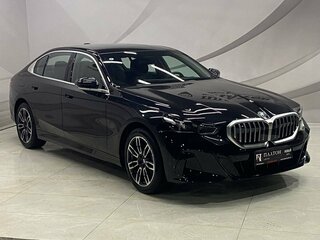 2025 BMW 5 серии Long 530Li xDrive VIII (G60/G61/G68), чёрный, 8199000 рублей, вид 3
