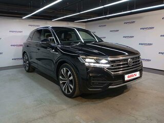 2018 Volkswagen Touareg III, чёрный, 3593850 рублей, вид 2