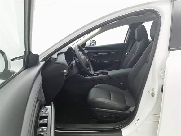 2024 Mazda 3 Axela IV (BP), белый, 2000000 рублей - вид 4