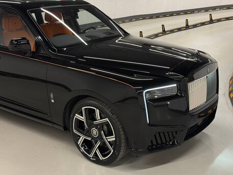 2026 Rolls-Royce Cullinan Black Badge I Рестайлинг (Series II), чёрный, 65000000 рублей, вид 2