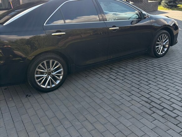 2017 Toyota Camry VII (XV50) Рестайлинг, чёрный, 2000000 рублей - вид 3