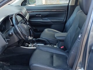 2018 Mitsubishi Outlander III Рестайлинг 3, серый, 1700000 рублей, вид 5