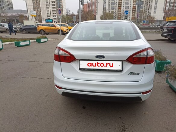 2016 Ford Fiesta Mk6 Рестайлинг, белый, 1300000 рублей - вид 2