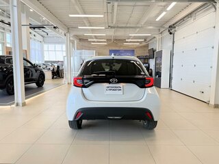 2020 Toyota Yaris IV, белый, 1439000 рублей, вид 5