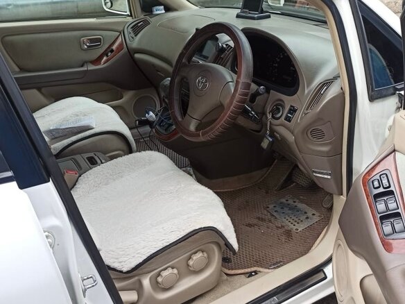 2001 Toyota Harrier I (XU10) Рестайлинг, белый, 820000 рублей - вид 9