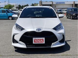 2023 Toyota Yaris IV, белый, 1110000 рублей, вид 1