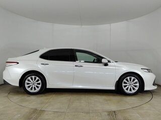 2020 Toyota Camry VIII (XV70), белый, 3061000 рублей, вид 4
