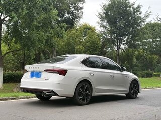 2021 Skoda Octavia IV (A8), белый, 1680000 рублей, вид 4