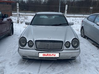1995 Mercedes-Benz E-Класс 220 II (W210, S210), серебристый, 330000 рублей, вид 4