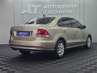 2017 Volkswagen Polo V Рестайлинг, бежевый, 1135000 рублей, вид 2