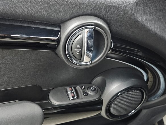 2022 Mini Hatch Cooper III (F55/F56) Рестайлинг 2, белый, 2083000 рублей - вид 20