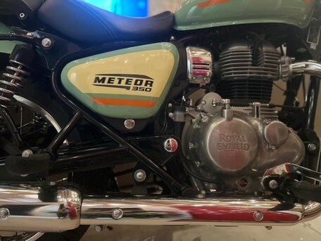 2025 Royal Enfield Meteor, зелёный, 400000 рублей, вид 5