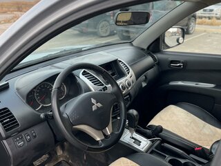 2014 Mitsubishi L200 IV Рестайлинг, серебристый, 1500000 рублей, вид 5