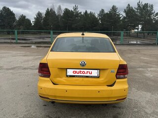 2017 Volkswagen Polo V Рестайлинг, жёлтый, 1350000 рублей, вид 3