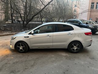 2016 Kia Rio III Рестайлинг, серебристый, 930000 рублей, вид 5