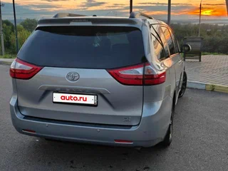 2017 Toyota Sienna III Рестайлинг, серый, 2798000 рублей, вид 4