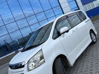 2007 Toyota Noah II (R70), белый, 900000 рублей, вид 2