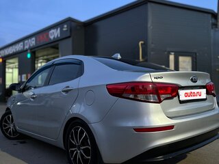 2016 Kia Rio III Рестайлинг, серебристый, 960000 рублей, вид 4