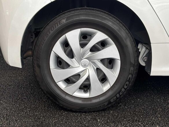 2023 Toyota Yaris IV, белый, 1052000 рублей - вид 9