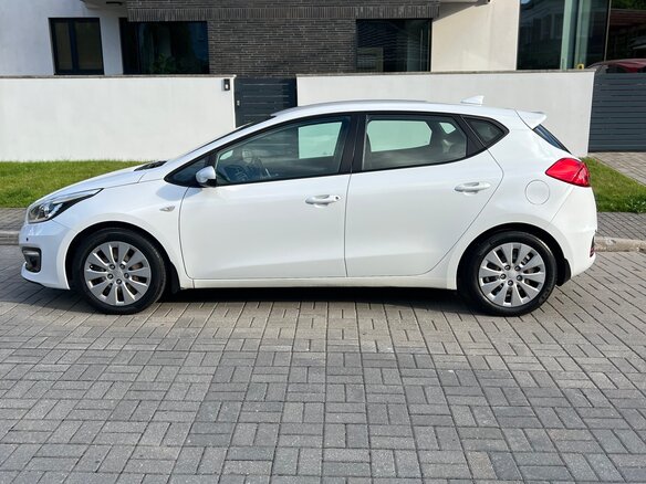 2018 Kia Ceed II Рестайлинг, белый, 1330000 рублей - вид 2