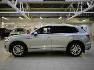 2020 Volkswagen Touareg III, серебристый, 4099000 рублей, вид 4