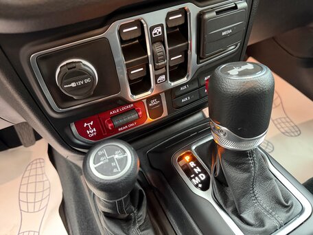 2024 Jeep Wrangler 4xe IV (JL) Рестайлинг, серебристый, 6850000 рублей, вид 4