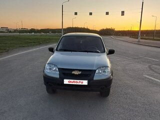 2016 Chevrolet Niva I Рестайлинг, серебристый, 530000 рублей, вид 3