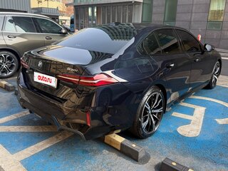 2025 BMW 5 серии 530i xDrive VIII (G60/G61/G68), чёрный, 7310548 рублей, вид 3