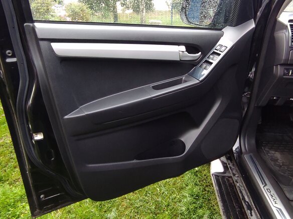 2017 Isuzu D-Max II, чёрный, 2800000 рублей - вид 17