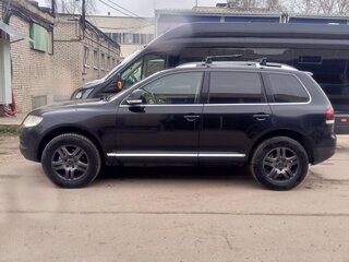 2009 Volkswagen Touareg I Рестайлинг, чёрный, 900000 рублей, вид 3