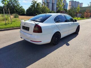 2010 Skoda Octavia RS II Рестайлинг, белый, 1550000 рублей, вид 4