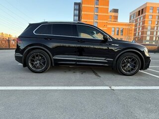 2019 Volkswagen Tiguan II, чёрный, 3800000 рублей, вид 3